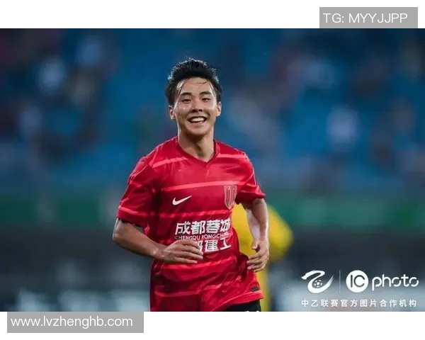 足球明星寄语青训新星：追逐梦想勇往直前成就未来